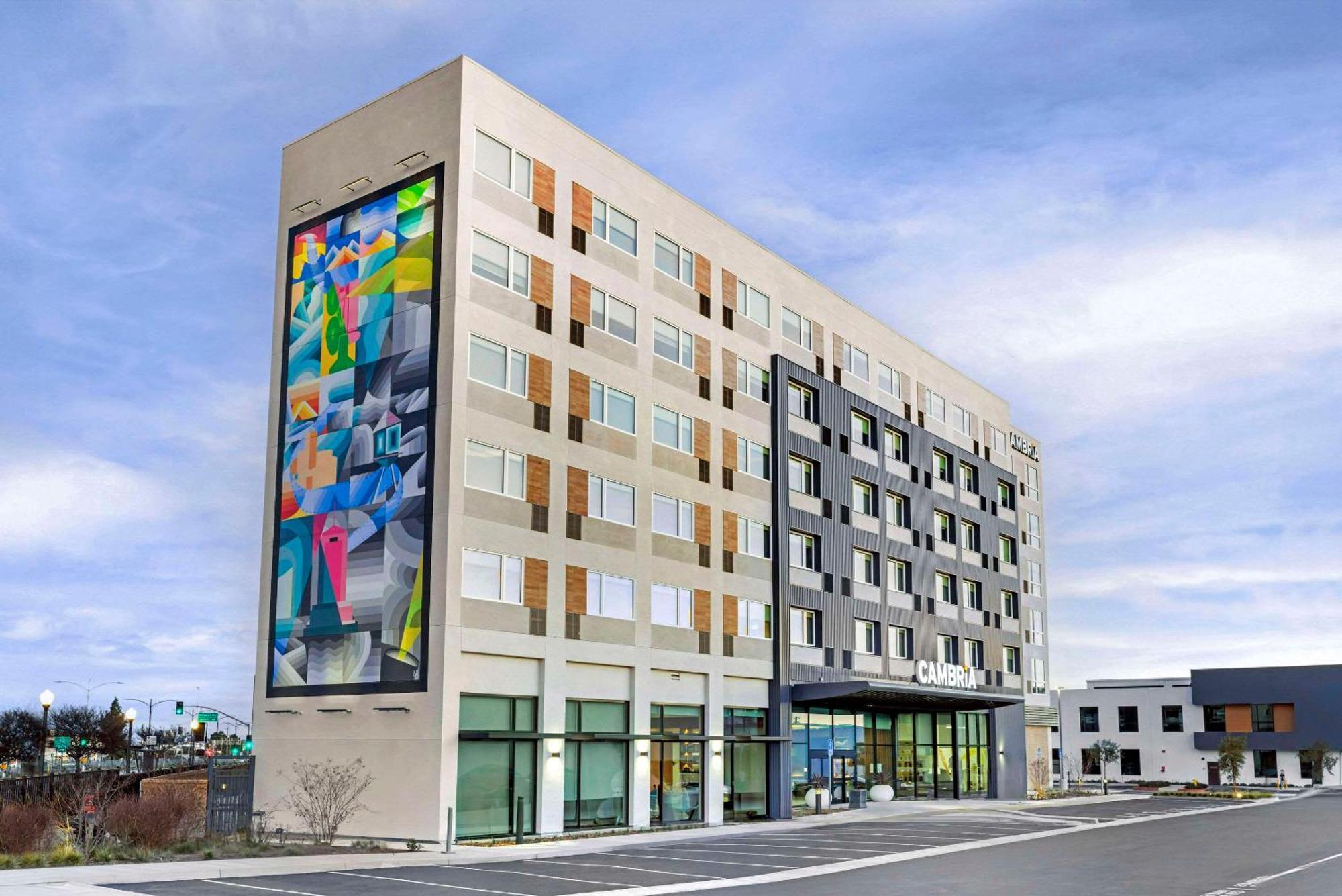Cambria Hotel Burbank Airport Exterior foto