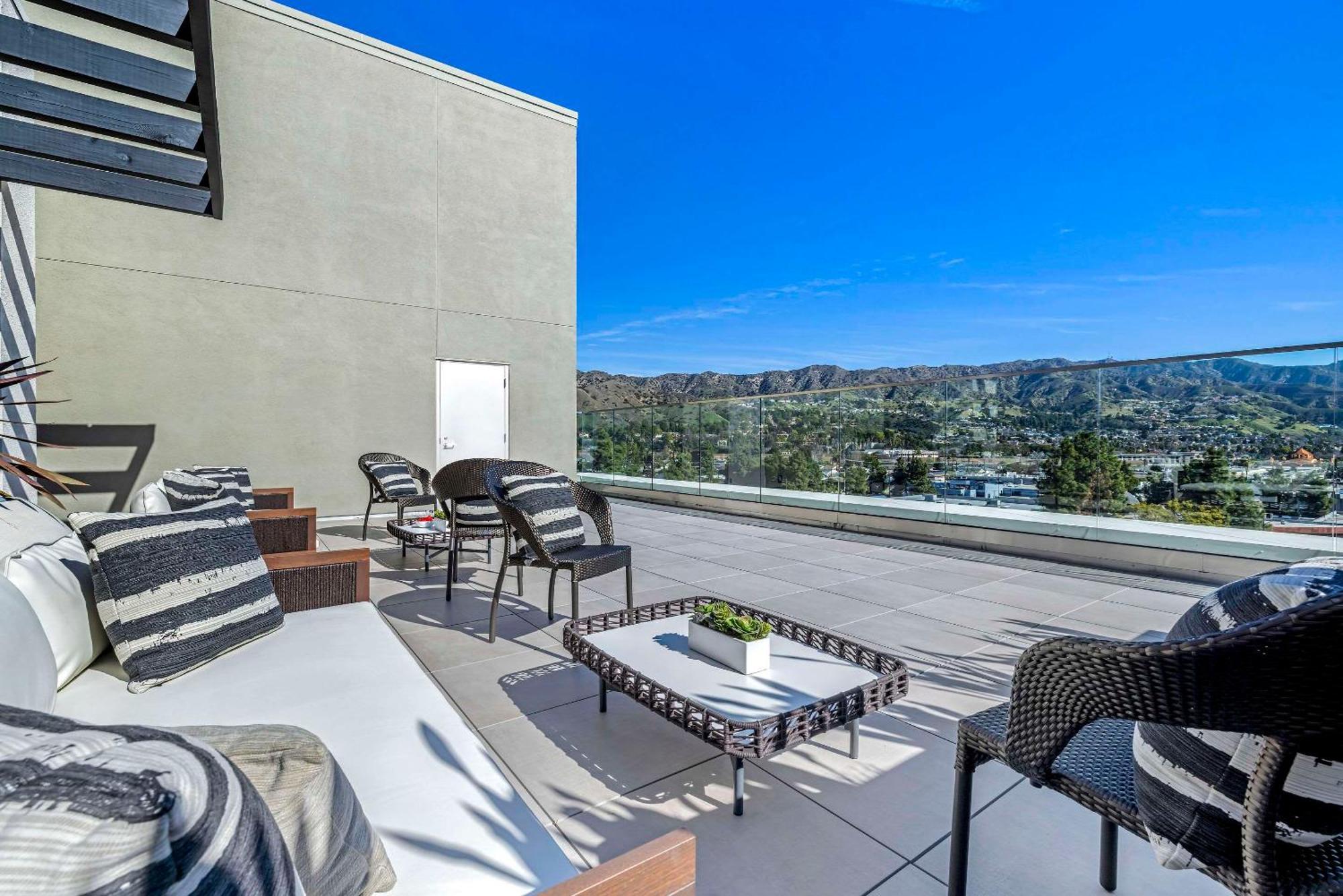 Cambria Hotel Burbank Airport Exterior foto